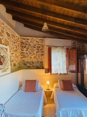 1 slaapkamer, een bureau, een strijkplank/strijkijzer, beddengoed