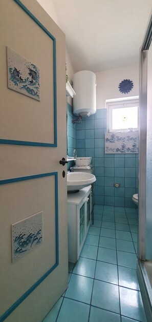 Een douche, een haardroger, een bidet, handdoeken