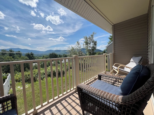 Cozy Cabin Style Condo near Cranmore Mountain and downtown North Conway