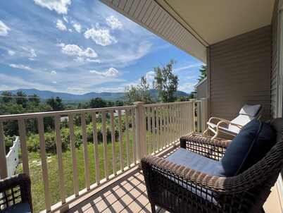 Cozy Cabin Style Condo near Cranmore Mountain and downtown North Conway