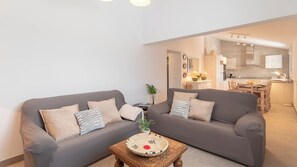 TV, fireplace - Casa Marina Cómpeta by Ruralidays (Málaga)