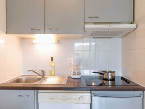 Fridge, microwave, dishwasher, cookware/dishes/utensils