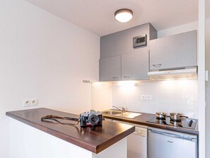 Refrigerador, microondas, lavavajillas y utensilios de cocina 