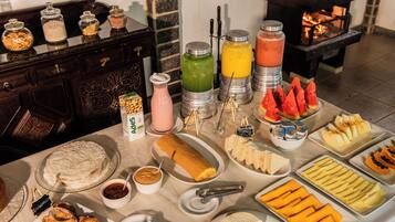 Tägliches inbegriffenes kontinentales Frühstück
