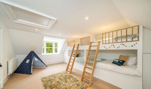 5 bedrooms, iron/ironing board, free WiFi, bed sheets