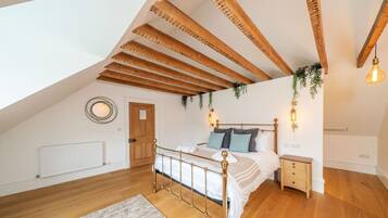 5 bedrooms, iron/ironing board, free WiFi, bed sheets
