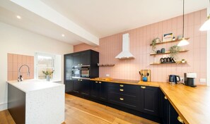 Réfrigérateur, four à micro-ondes, surface de cuisson, lave-vaisselle