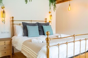 5 bedrooms, iron/ironing board, free WiFi, bed sheets