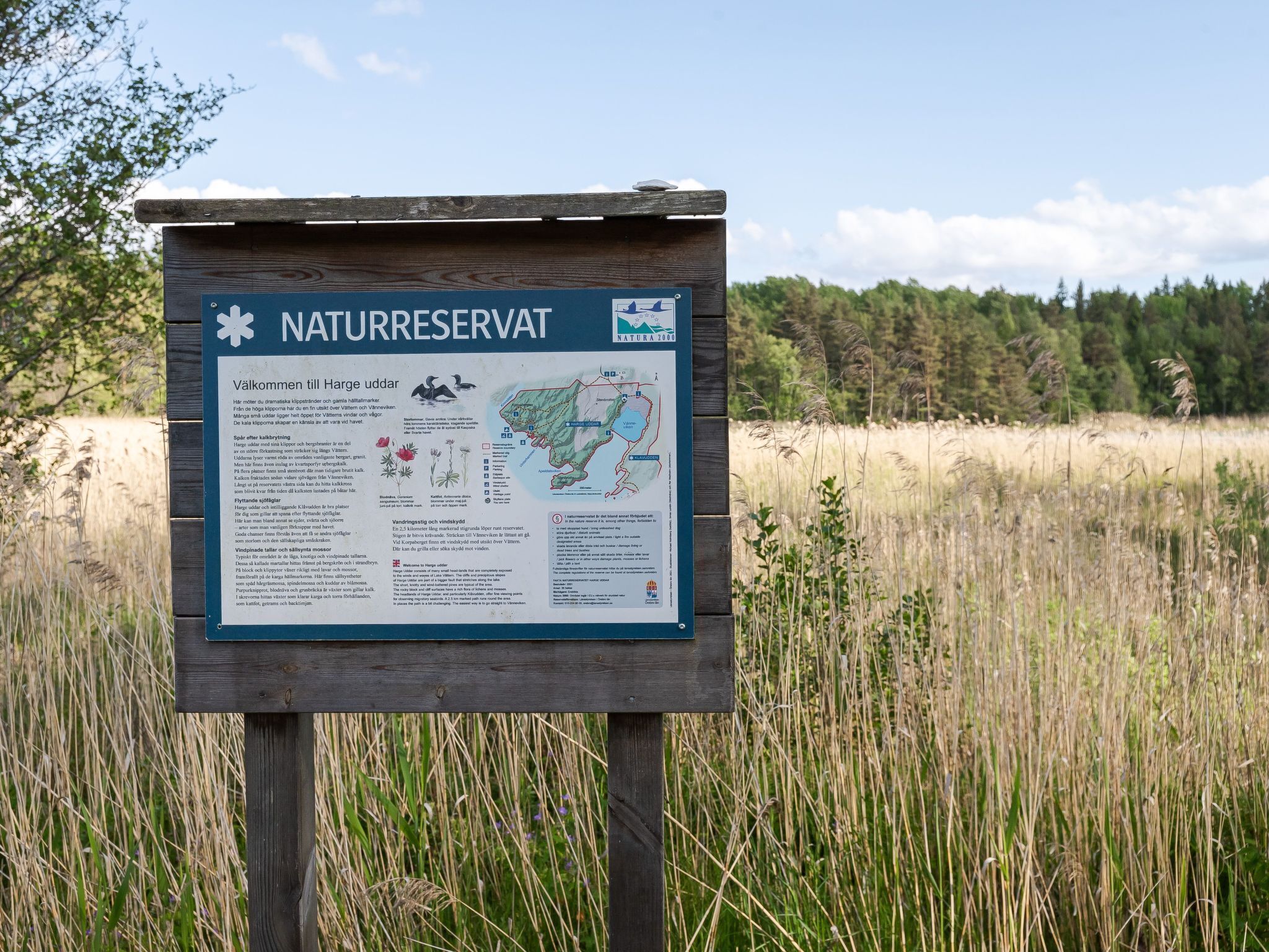 Señal de reserva natural con un mapa e información sobre la zona.
