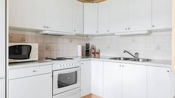 Fridge, microwave, oven, cookware/dishes/utensils