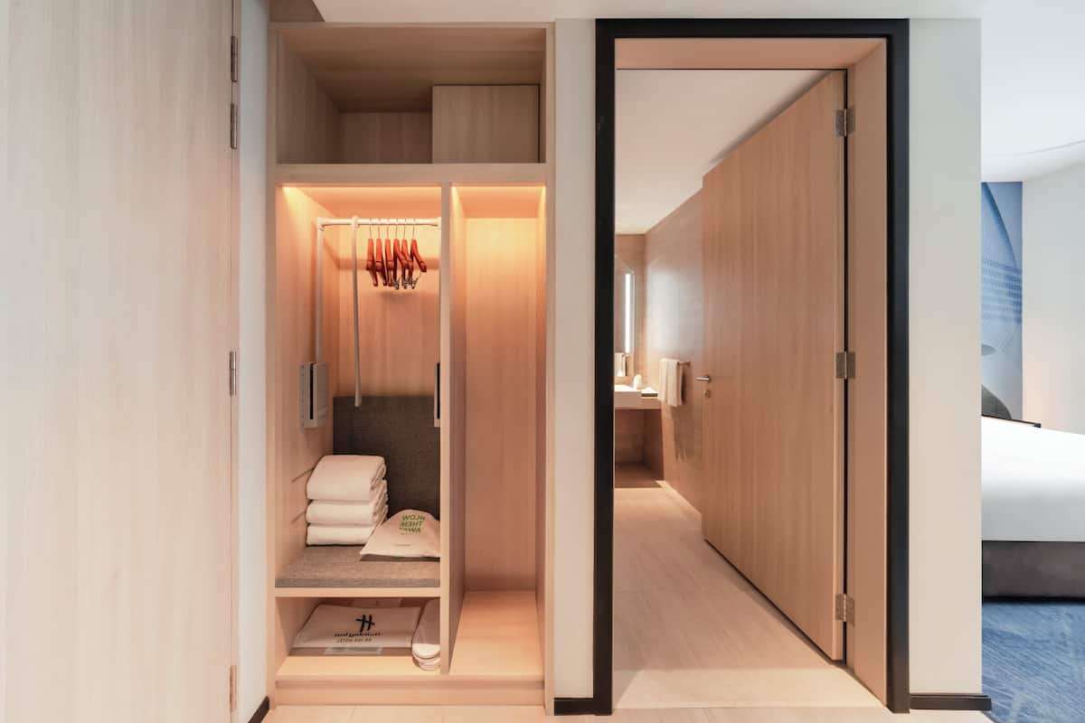 Standard Room, 1 King Bed, Accessible | 1 bedroom, premium bedding, minibar, in-room safe