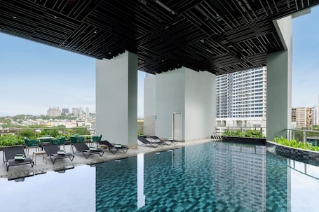 Una piscina al aire libre de temporada