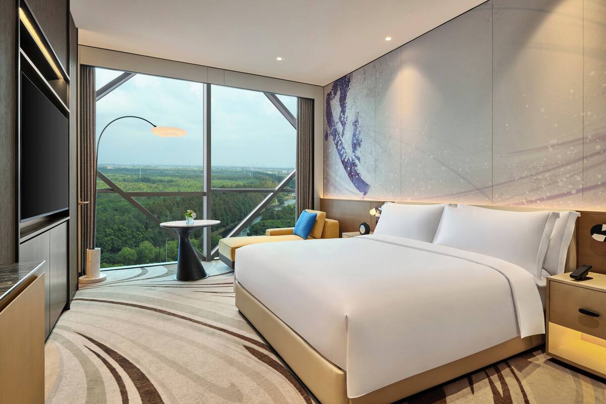Down comforters, minibar, in-room safe, desk