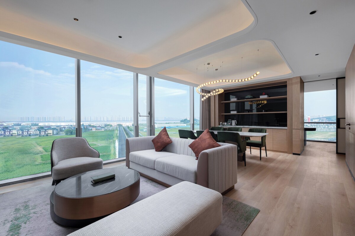 Suite (Dining Area) | Blackout drapes, cribs (free), WiFi (free)