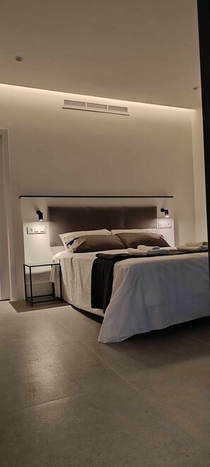 1 habitación, tabla de planchar con plancha, wifi gratis y ropa de cama 