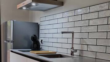 Réfrigérateur, micro-ondes, plaque de cuisson, cafetiÚre/bouilloire