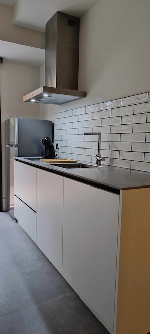 Kühlschrank, Mikrowelle, Herdplatte, Wasserkocher mit Kaffee-/Teezubehör