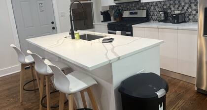 Chic Euro City Getaway- Close to Downtown