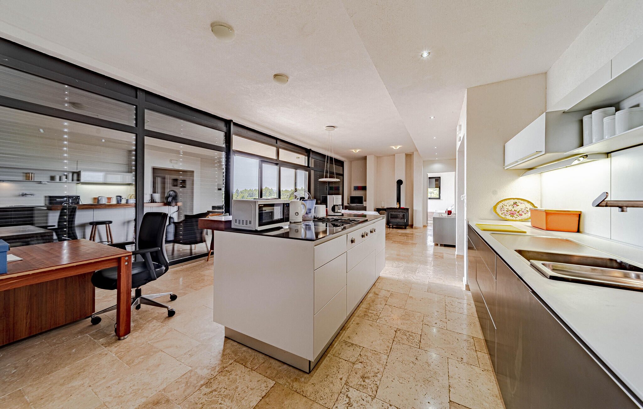 Een koelkast, een oven, een vaatwasser, een koffiezetapparaat/waterkoker