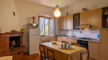 KĂŒhlschrank, Mikrowelle, Ofen, GeschirrspĂŒler