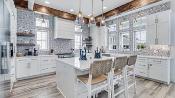 House (6 Bedrooms) | Interior