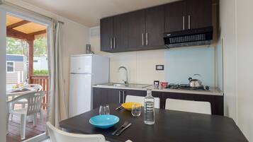 Kühlschrank, Kochgeschirr/Geschirr/Besteck, Esstisch