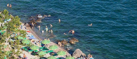 Una spiaggia nelle vicinanze