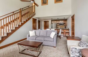 Una Smart TV, una chimenea, una pantalla de ordenador, una impresora