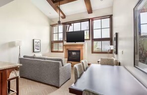 Smart TV, chimenea, monitor de computadora, impresora