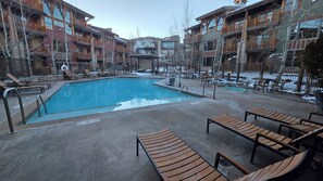 Una piscina al aire libre, una piscina climatizada
