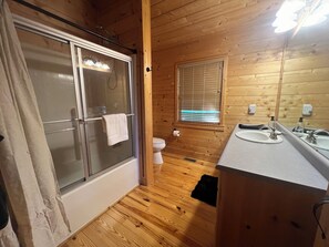 Een douche, een haardroger, handdoeken, zeep
