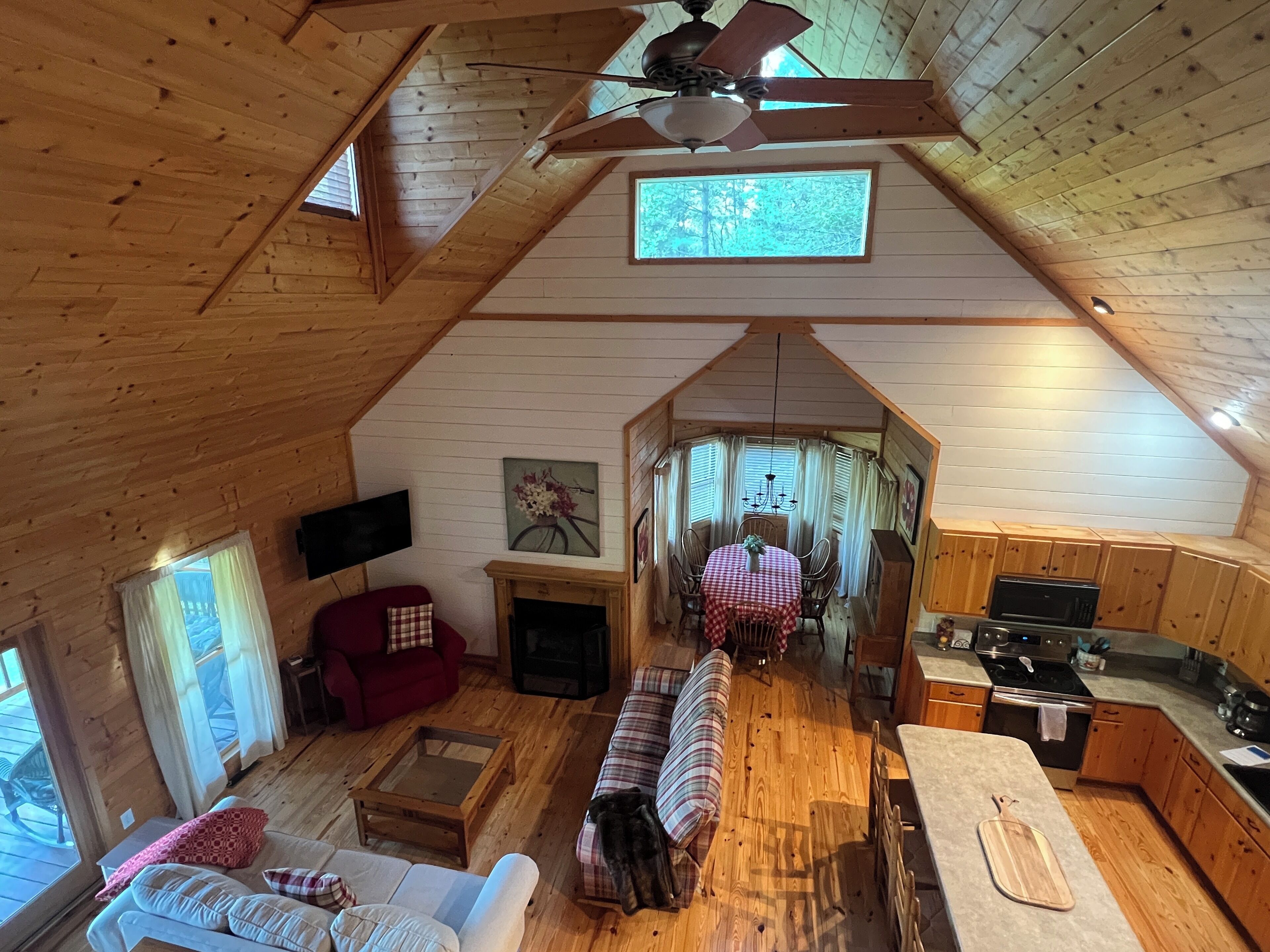 Smart TV, chimenea, futbolito y libros 