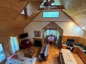 Smart TV, chimenea, futbolito y libros