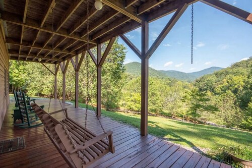 Peaceful Mtn cabin w/fast Wi-Fi & 5 min walk to River