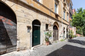 تفاصيل الفندق من الخارج