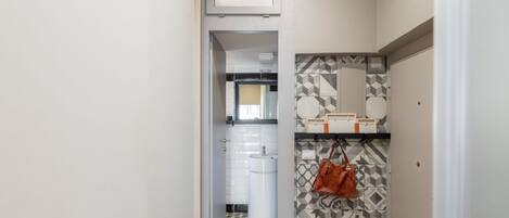 Chuveiro, secador de cabelo, bidê