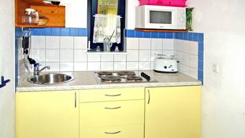 Kühlschrank, Mikrowelle, Toaster, Kochgeschirr/Geschirr/Besteck