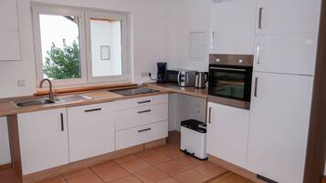 KĂŒhlschrank, Mikrowelle, Ofen, GeschirrspĂŒler