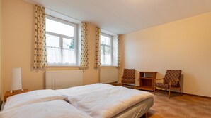 6 bedrooms, desk, internet