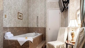 Shower, jetted bath, towels - Romeo and Juliet Stone Maiden Inn (Stratford)