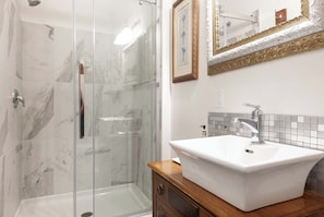 Douche, serviettes fournies