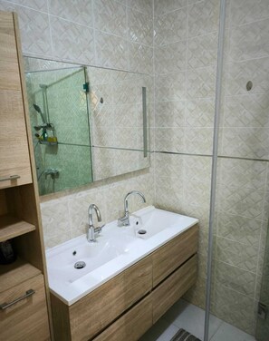 Håndklær og toalettpapir