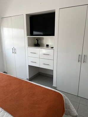 1 bedroom, iron/ironing board, WiFi, bed sheets - Private Condo walking distance to Beach (Acapulco de Juárez)
