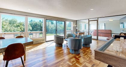 Spacious home with great views, patio & game room - nestled in the moutain