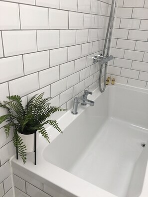Hårtørrer, håndklæder, Sæbe, Toiletpapir