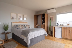 1 dormitorio, tabla de planchar con plancha, wifi y ropa de cama