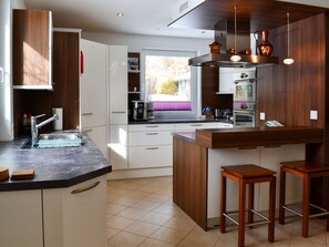 Kylskåp, mikrovågsugn, ugn och diskmaskin