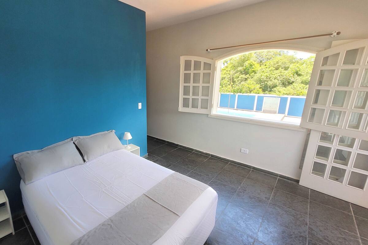 Escritorio, espacio para trabajar con laptop y wifi gratis 