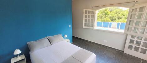 Desk, laptop workspace, free WiFi