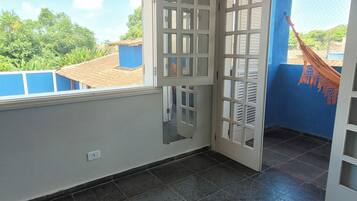 Quarto duplo superior, sacada, vista para a montanha | 1 quarto, escrivaninha, espaço de trabalho para notebook